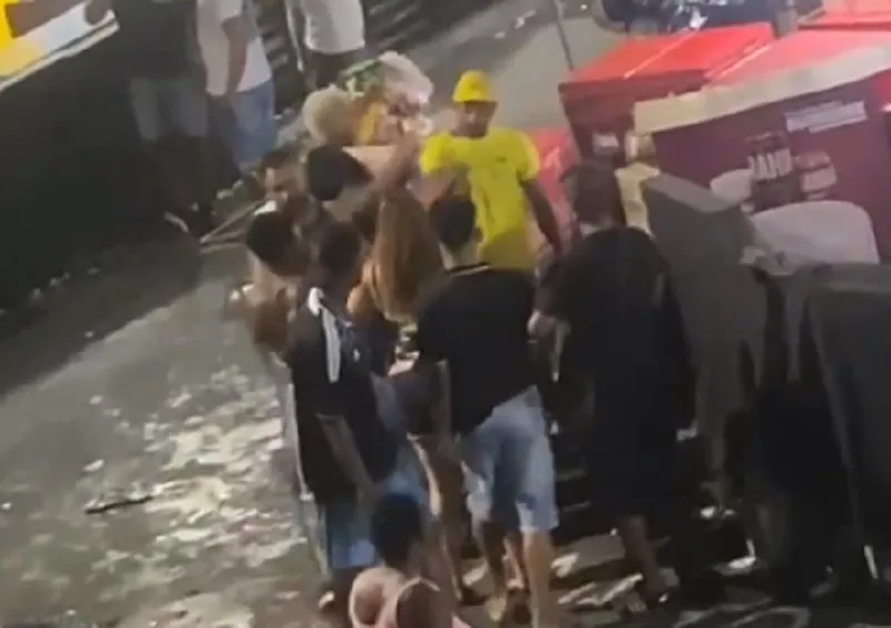 Homem teria apanhado após ter empurrado mulher