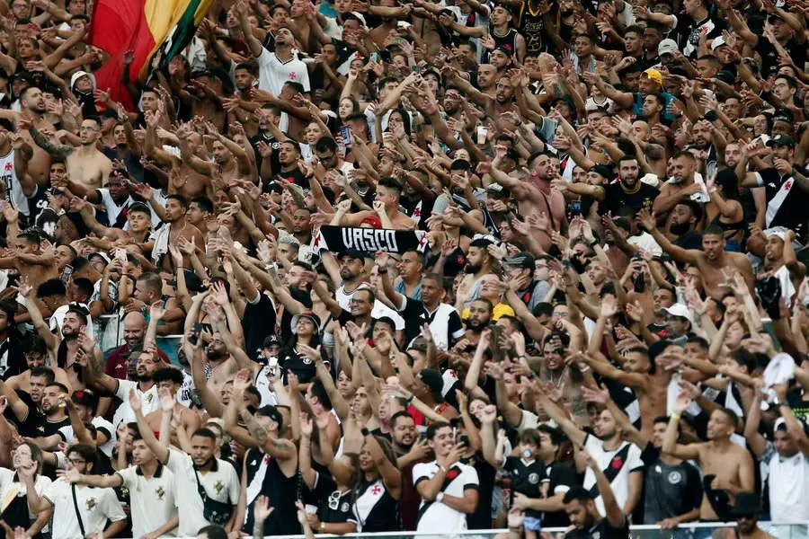 Torcedores de Flamengo e Vasco brigaram nos arredores do Maracanã