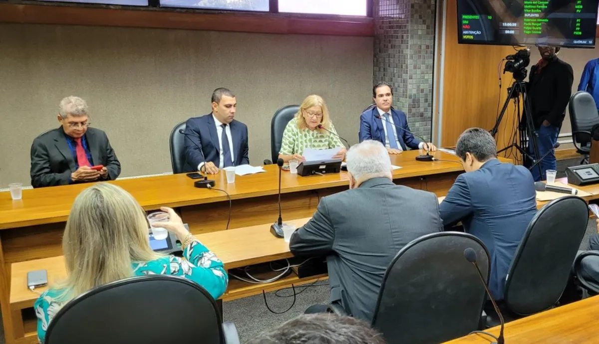 Relator Junior Nascimento, na mesa com a presidente do CCJ, Maria Del Carmen e o ex-deputado Tom Araújo