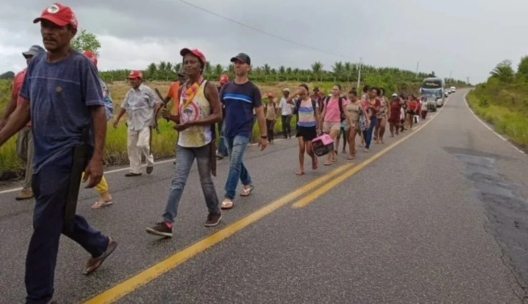 Famílias deixam fazendas da Suzano no Extremo-Sul da bahia nesta terça-feira