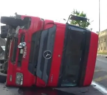 Carreta tomba na Via Expressa em Salvador