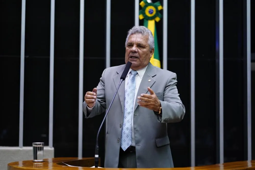 Alberto Fraga foi apoiado por Jair Bolsonaro, enquanto Silvio Almeida é professor, advogado, filósofo, mestre e doutor em Direito