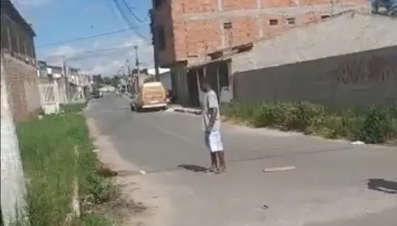 Acusados aparecem em vídeo dando pauladas em cachorro