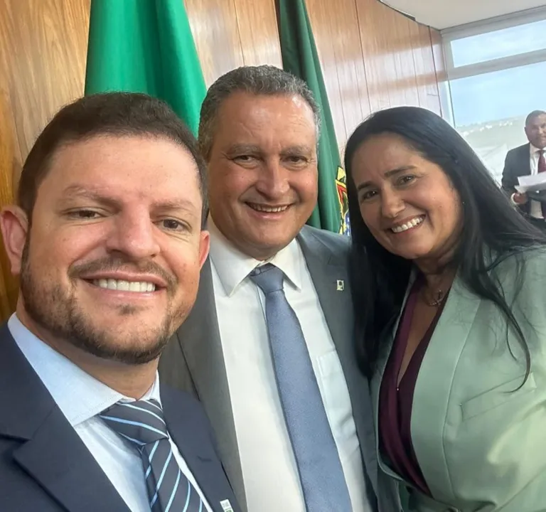 Prefeito de Belo Campo, Quinho (PSD), ao lado do ministro-chefe da Casa Civil, Rui Costa (PT), e a prefeita de Banzaê, Jailma Dantas (PT)