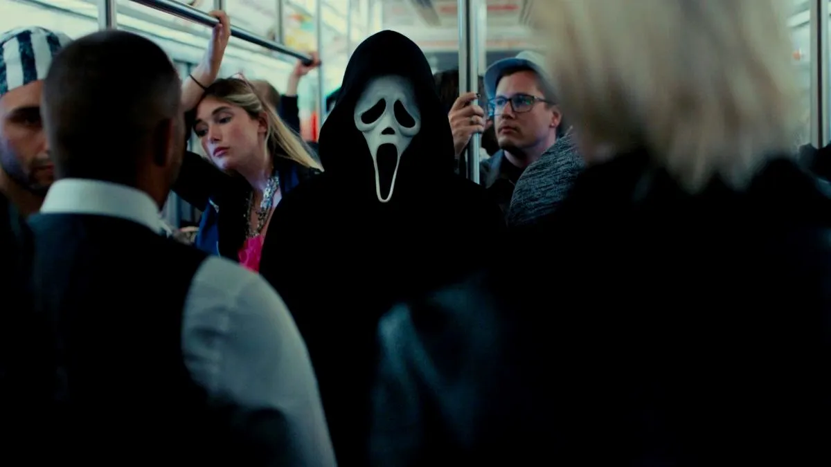 Em pleno Halloween, personagens topam com Ghostface no metrô em Nova York. Ou seria só alguém fantasiado? E se...?