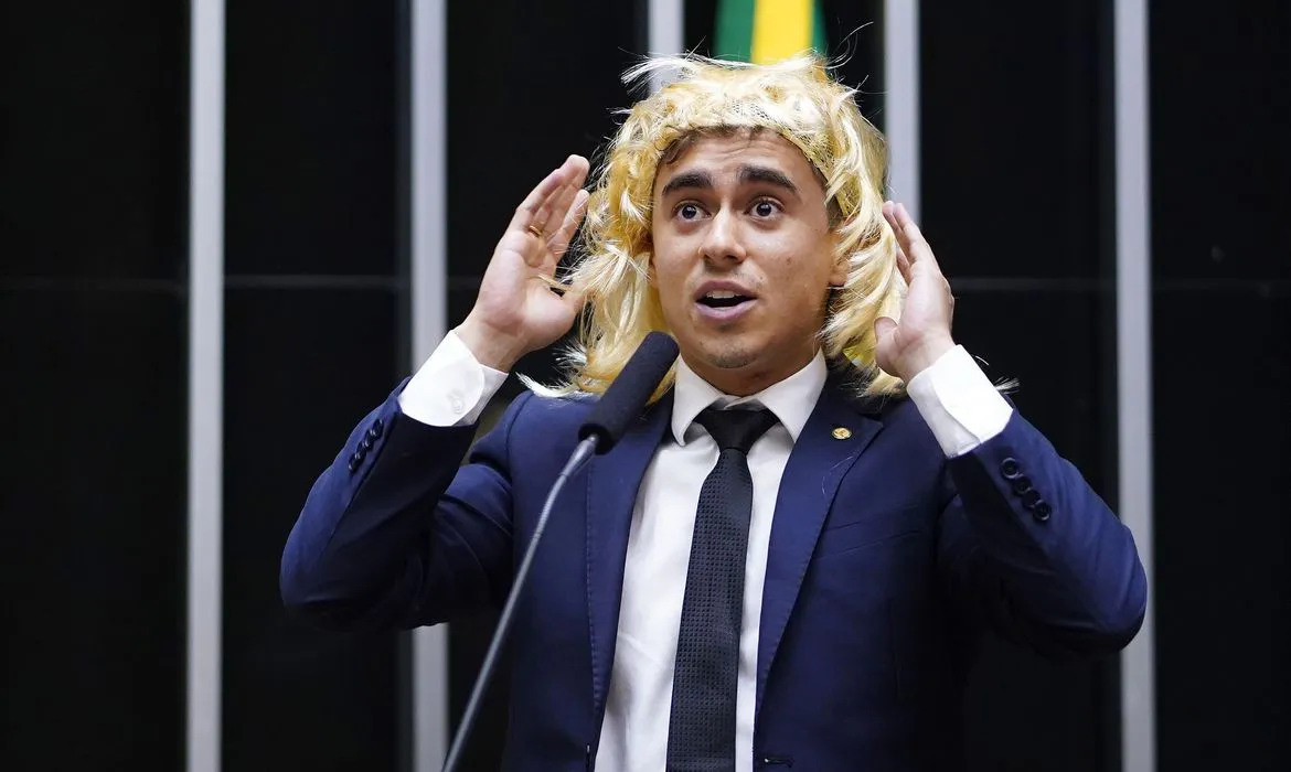 Deputado mineiro, o mais votado do Brasil, usou peruca para promover discurso transfóbico