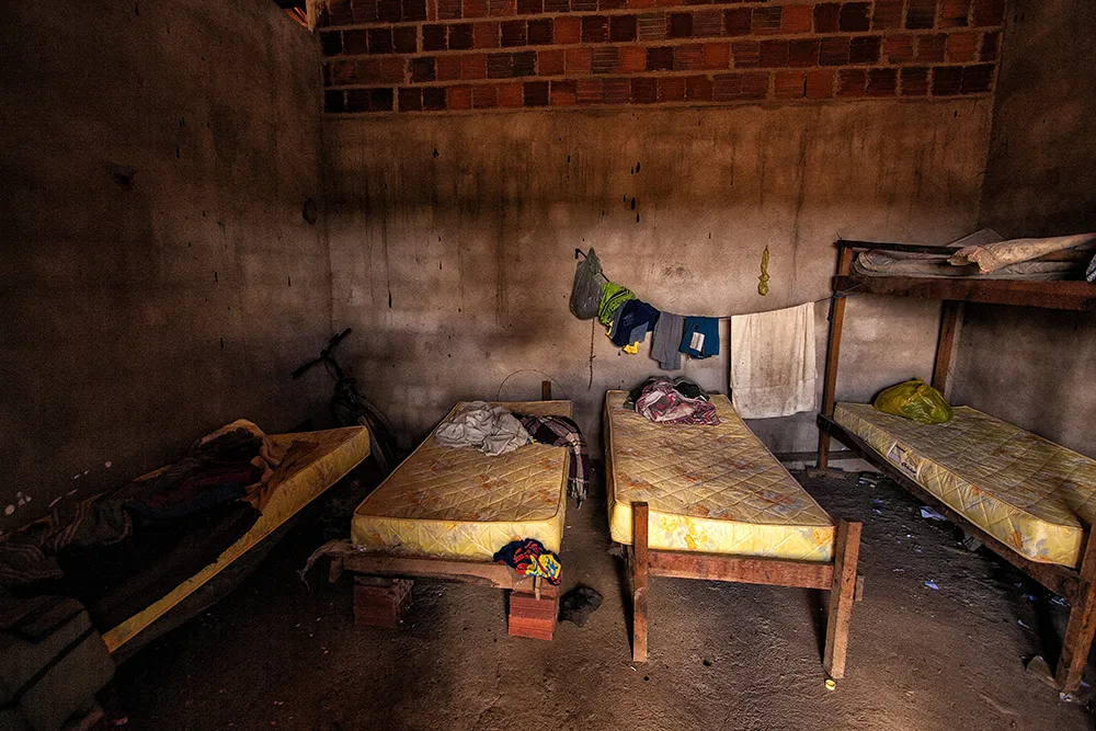 Trabalho em servidão por dívida ou trabalho forçado são outros dois aspectos que caracterizam o trabalho análogo à escravidão