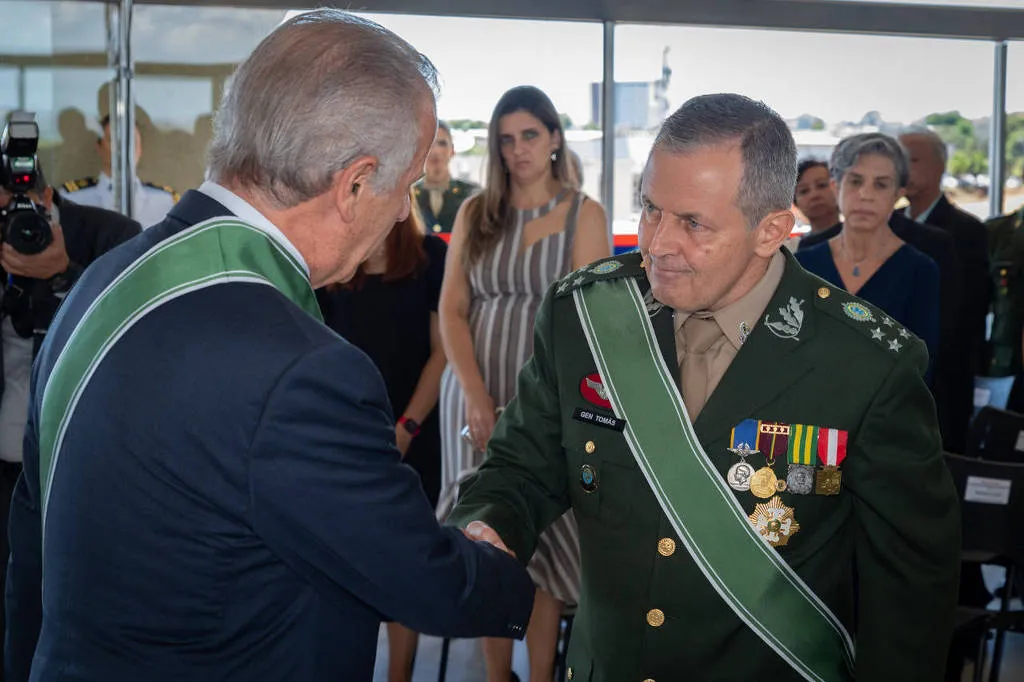 Ministro da Defesa, José Múcio, conta com apoio do comandante do Exército, General Tomás Paiva, para restringir nomeações de militares.