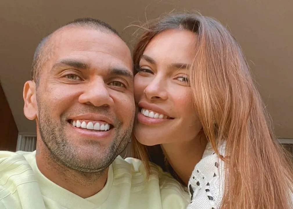 O jogador Daniel Alves e a esposa Joana Sanz