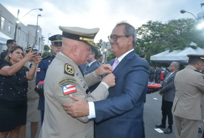 Muniz recebeu a homenagem das mãos do comandante-geral da PM-BA, coronel Coutinho