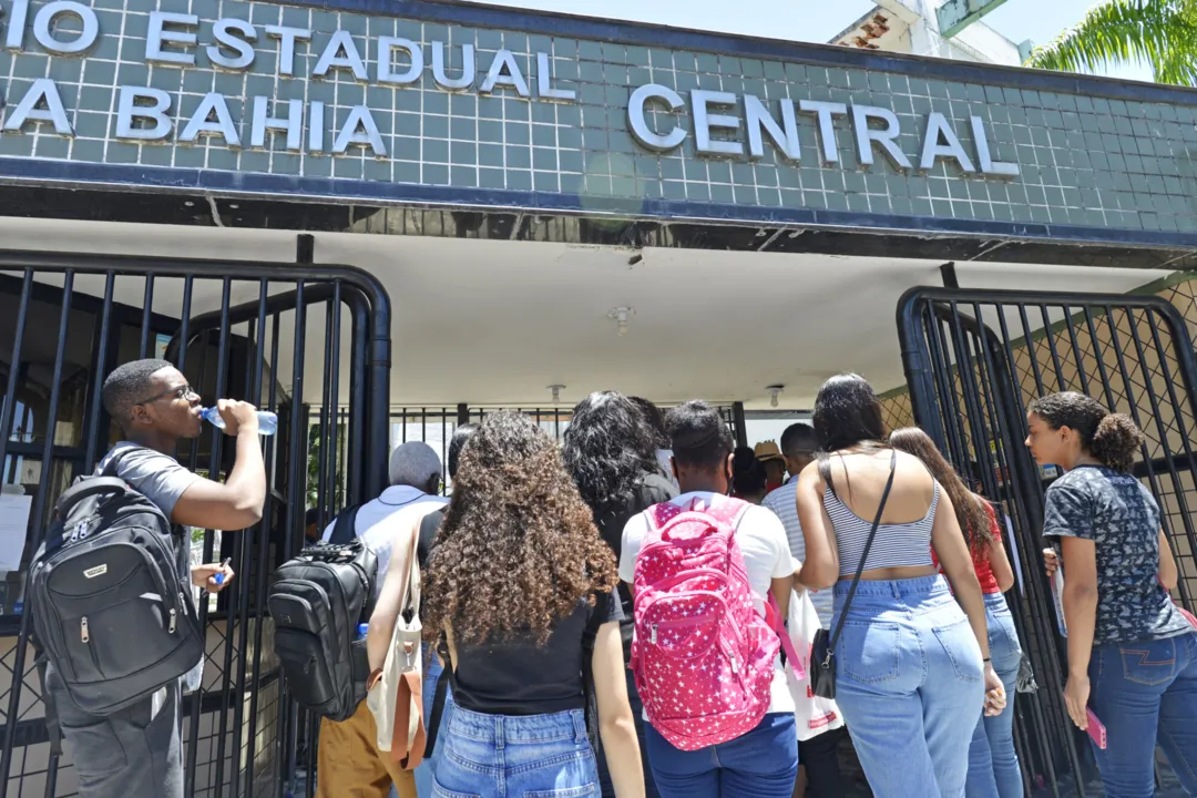 Estudantes no Colégio Central para realização do Enem