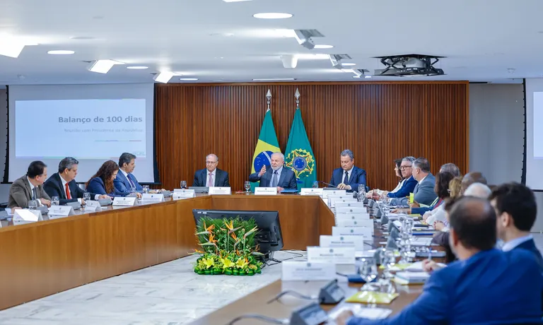 Presidente Lula em reunião ministerial em Brasília