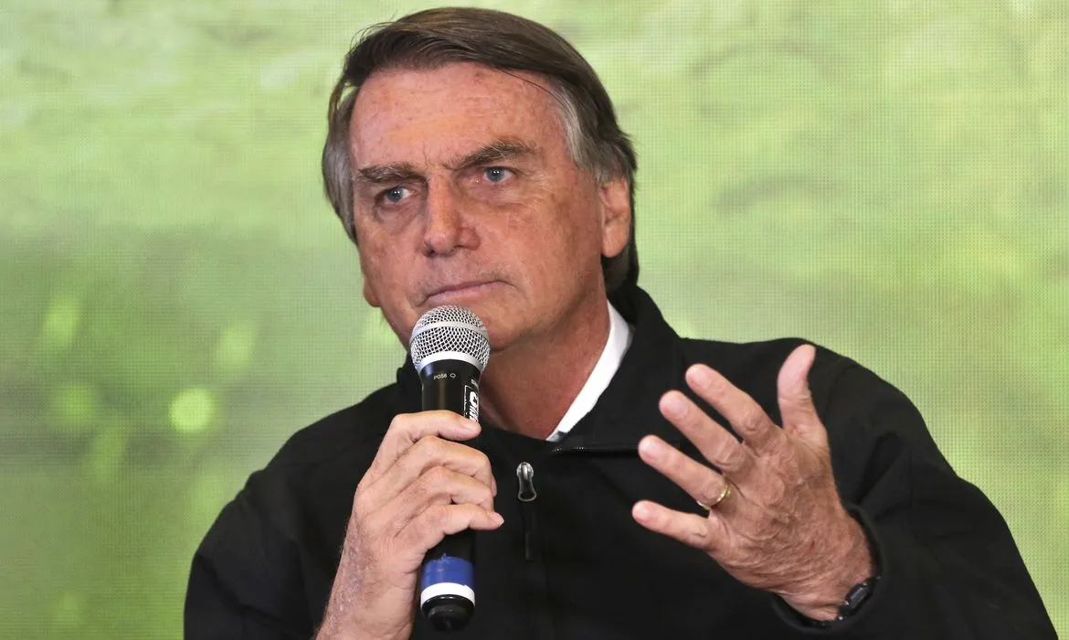 Bolsonaro terá que entregar pacote com joias