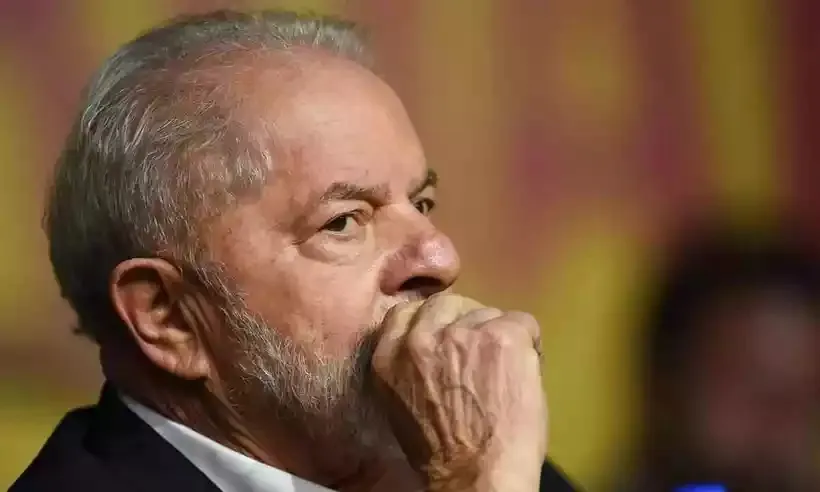 “Aqui ninguém está com excesso de magreza, a não ser nosso poeta aqui", descreve Lula