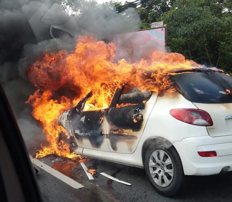 Imagem ilustrativa da imagem Vídeo: carro pega fogo e trava trânsito na Avenida Paralela