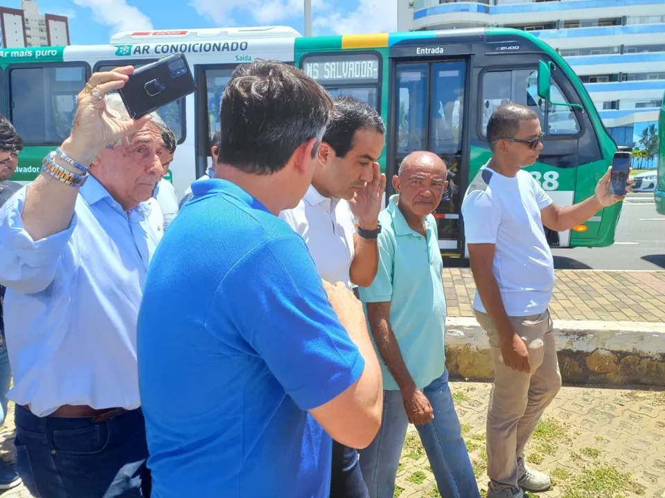 Prefeito durante evento para a entrega de ônibus climatizados para a frota que circula em Salvador