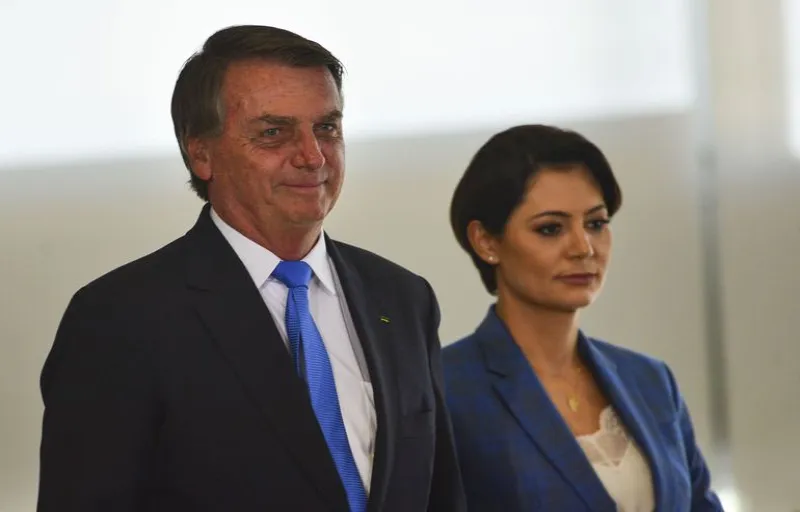 Bolsonaro e a ex-primeira dama, Michelle Bolsonaro foram acusados de entrar no Brasil com R$16,5 milhões de joias não declaradas