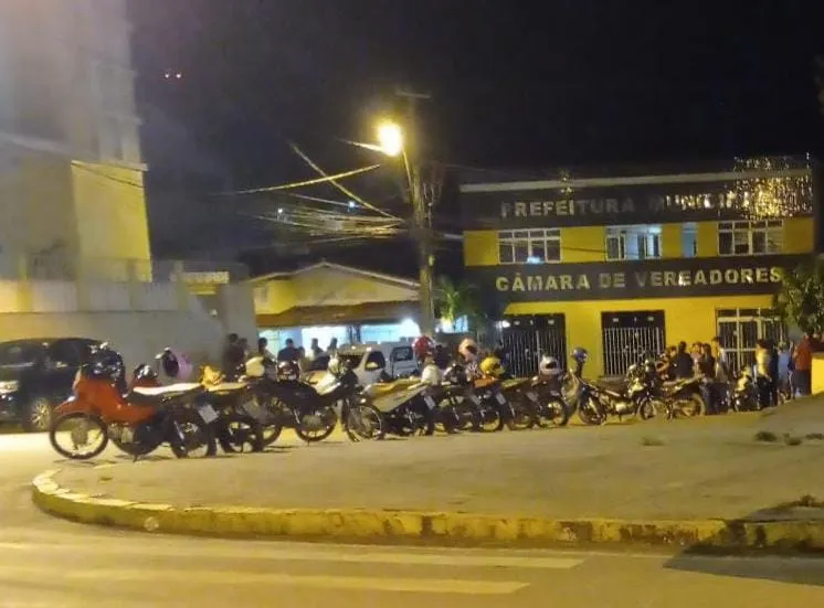 População se revoltou com situação na Câmara Municipal e pediu retirada dos corpos durante velório de dois homens mortos após reagirem abordagem policial