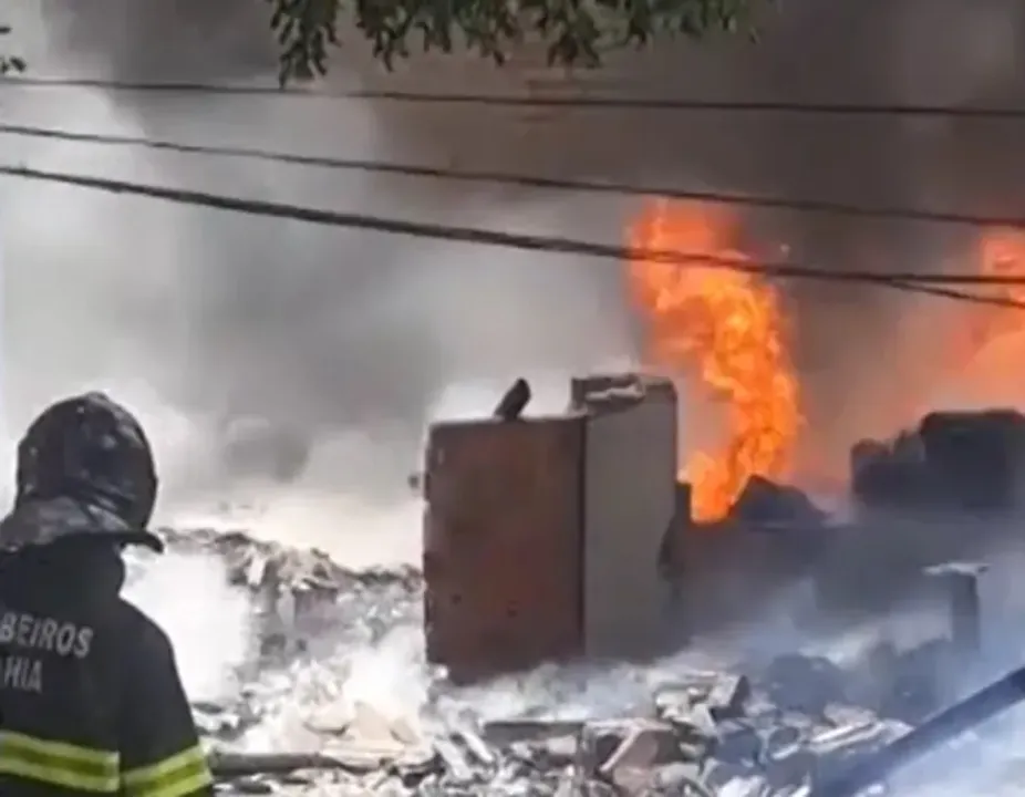 Corpo de Bombeiros informou que o incêndio foi causado por um curto-circuito em uma máquina de espuma da fábrica