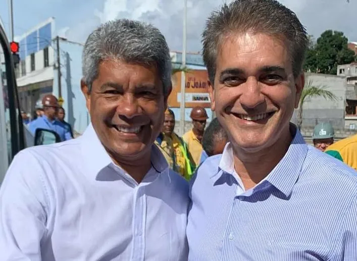 Governador Jerônimo Rodrigues ao lado do deputado estadual Robinson Almeida