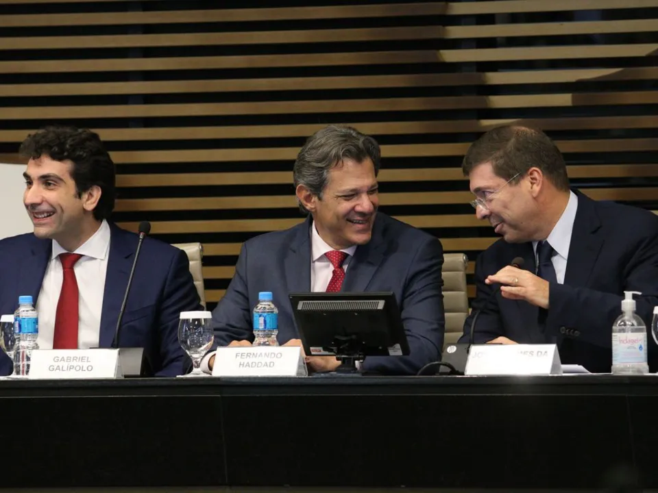 Ministro da Fazenda, Fernando Haddad conversando com o presidente da Fiesp, Josué Gomes