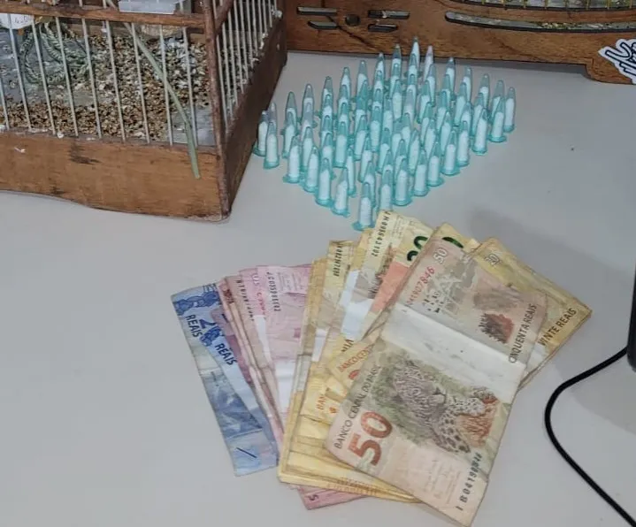 Com o suspeito, estavam 70 porções de cocaína e R$ 864 em dinheiro