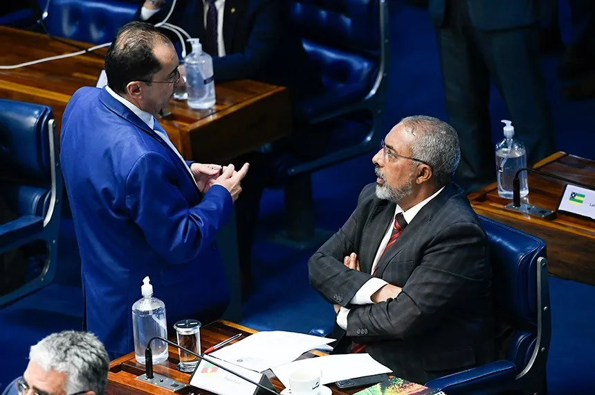 O projeto que prevê essa medida teve como relator o senador Paulo Paim (à direita)