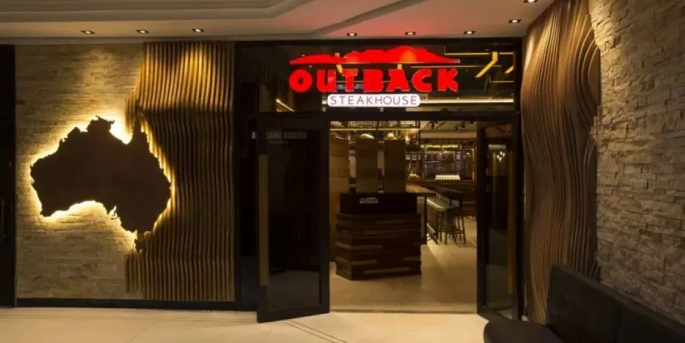 Vídeo divulgado pela advogada no Outback viralizou nas redes sociais