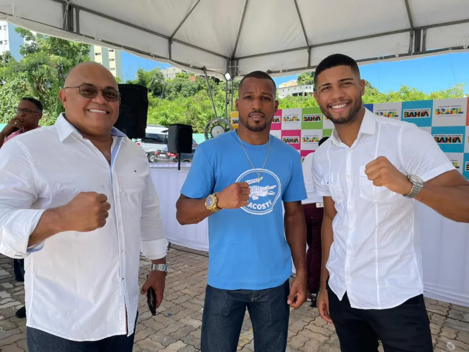 Atletas estiveram presentes no evento de requalificação do Centro Olímpico de Natação.