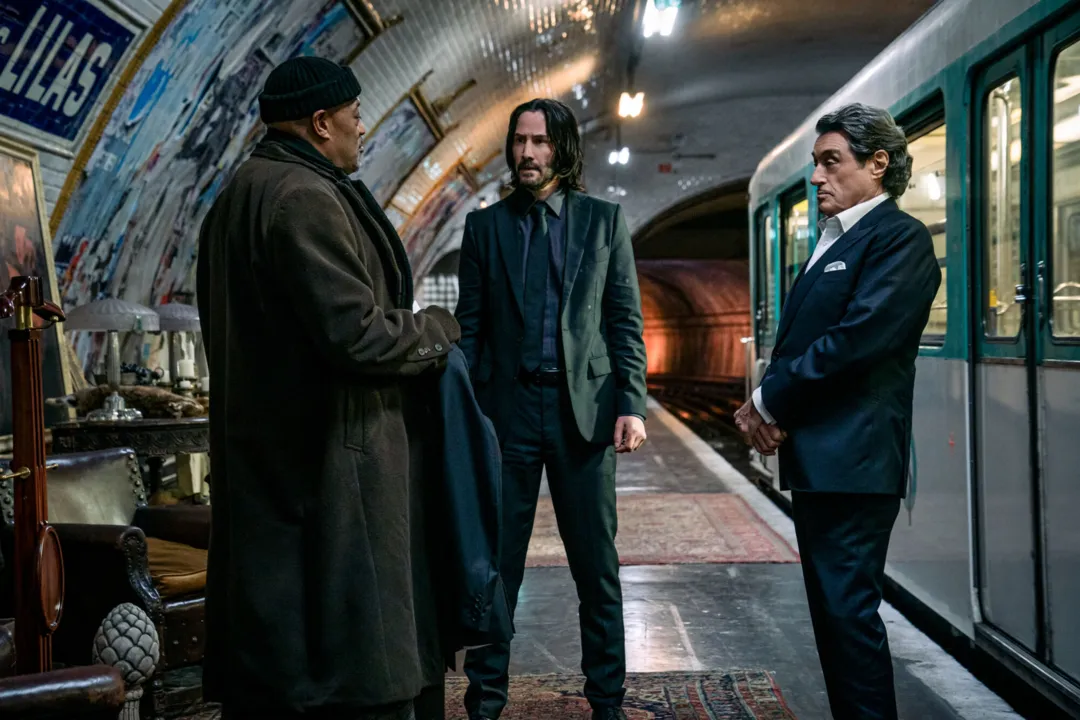 Dono da situação, Keanu Reeves volta de terno preto para estourar cabeças e gangsters