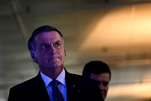 Bolsonaro diz que quer  "voltar à atividade normal"