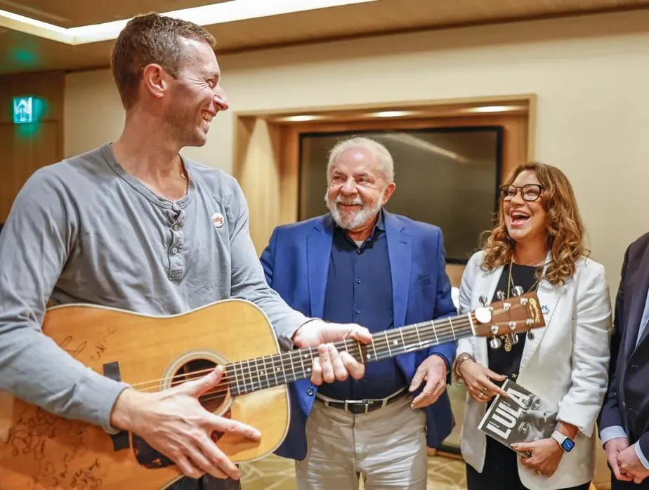 Vocalista do Coldplay, Chris Martin, com o presidente Lula e sua esposa Janja