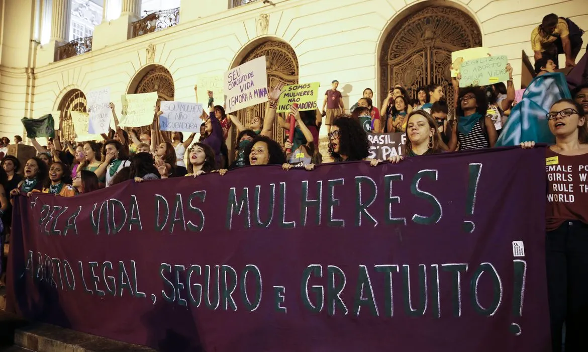 Mulheres fazem marcha pela legalização do aborto, com lenços verdes em referência à campanha que derrubou a criminalização na Argentina (2016, RJ)