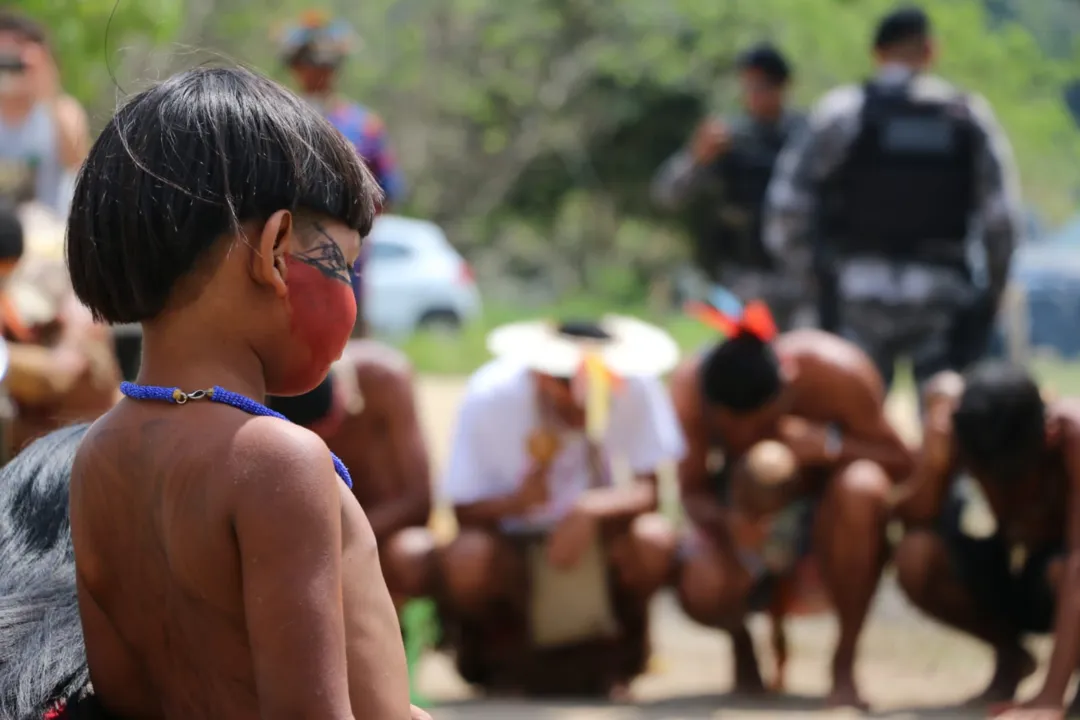 Depois da conversa, o conselho de caciques aceitou sair da área conflagrada