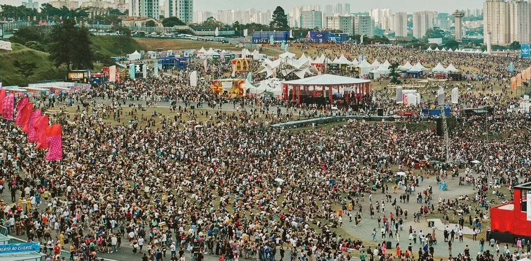 Imagem ilustrativa da imagem Último dia do Lollapalooza tem Drake, Tove Lo, Rosalía e Larissa Luz