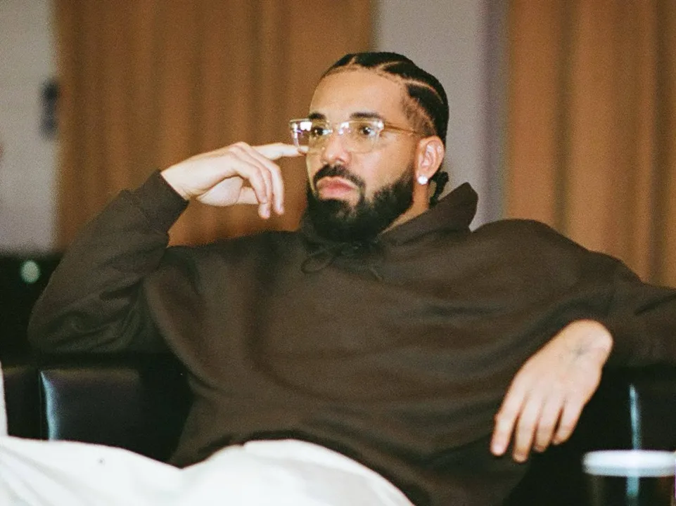 Imagem ilustrativa da imagem Drake cancela show no último dia do Lollapalooza Brasil 2023