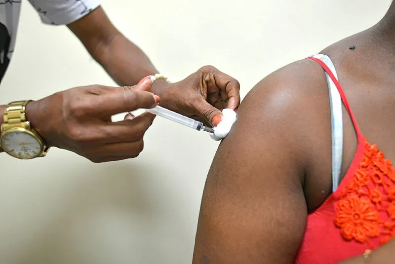 A vacinação será realizada às 11h, no Conjunto Penal Feminino, localizado no bairro Mata Escura