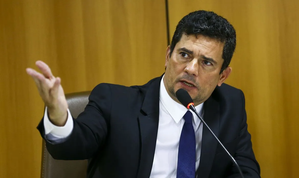 Tacla Duran entre materiais que estriam relacionados com acusações contra Moro