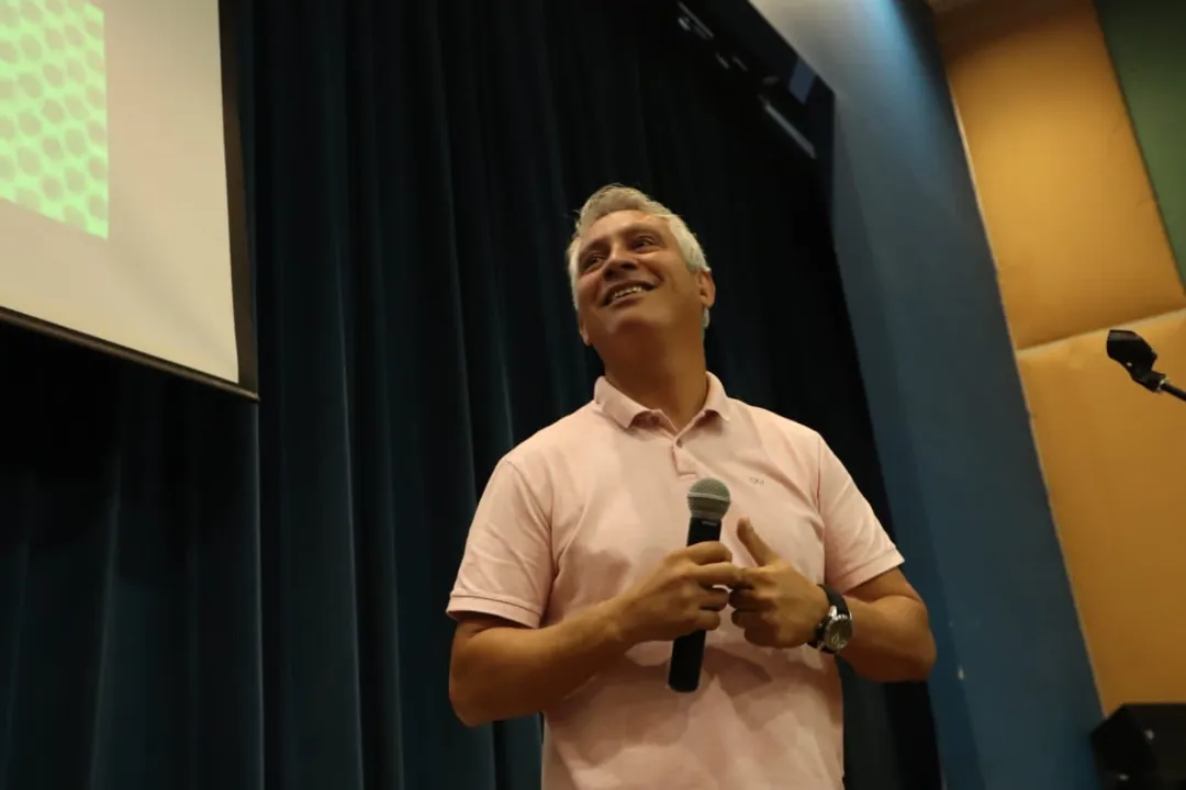 Professor Henrique Carballal durante aula de História