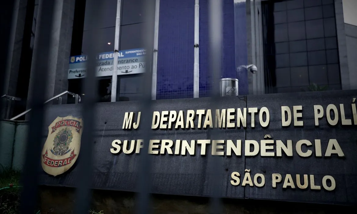 Uma pistola 9mm, porções de crack, cocaína e maconha foram encontradas no veículo