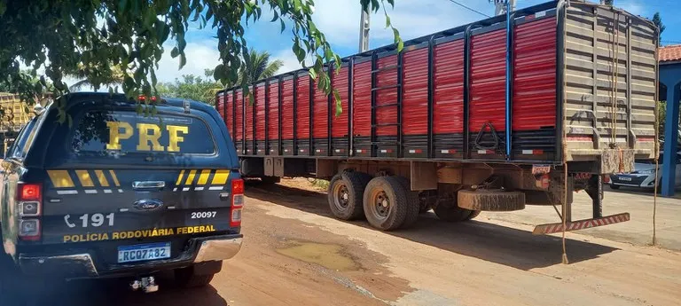 Segundo a PRF-BA, os policiais desconfiaram das documentações apresentadas