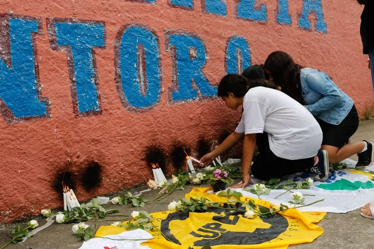 Velas e flores marcam homenagem às vítimas do ataque de um jovem em escola paulista