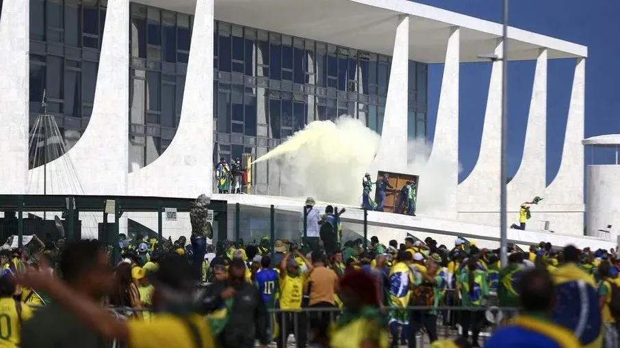 Atos golpistas na Praça dos Três Poderes no dia 8 de janeiro deste ano