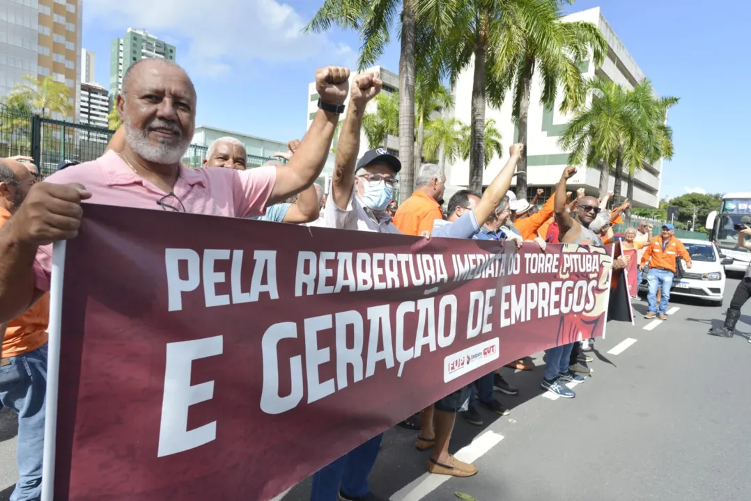 Ato ocorre em frente ao edifício Torre Pituba, antiga sede da empresa