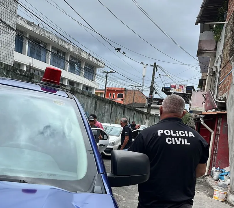O suspeito do feminicídio está foragido, com mandado de prisão em aberto e segue sendo procurado