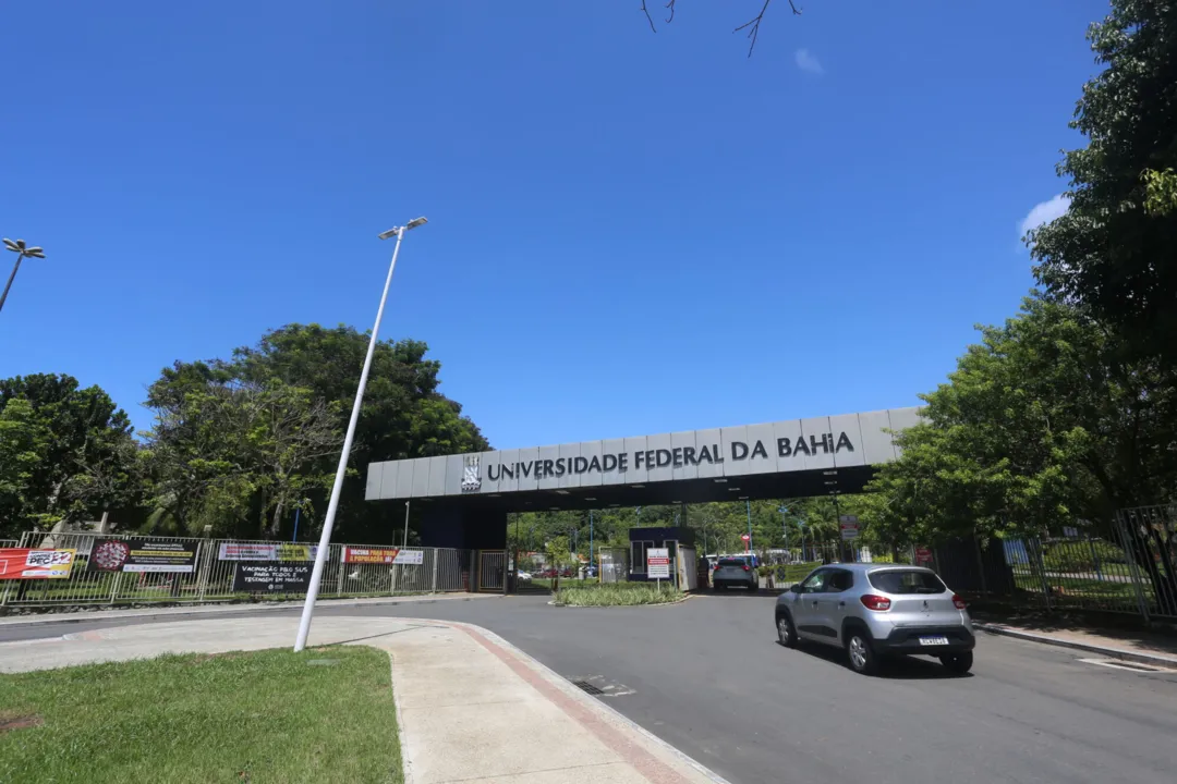 Esta semana a UFBA começou a semana de acolhimento para os alunos. A maioria dos encontros serão online, onde serão informados as orientações para as aulas.

Na foto: Fachada da UFBA em Ondina

Foto: Olga Leiria / Ag. A Tarde

Data: 07/03/2022