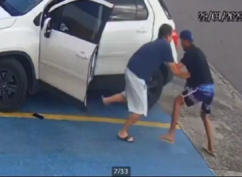 A vítima chega a reagir mas é empurrada pelo suspeito