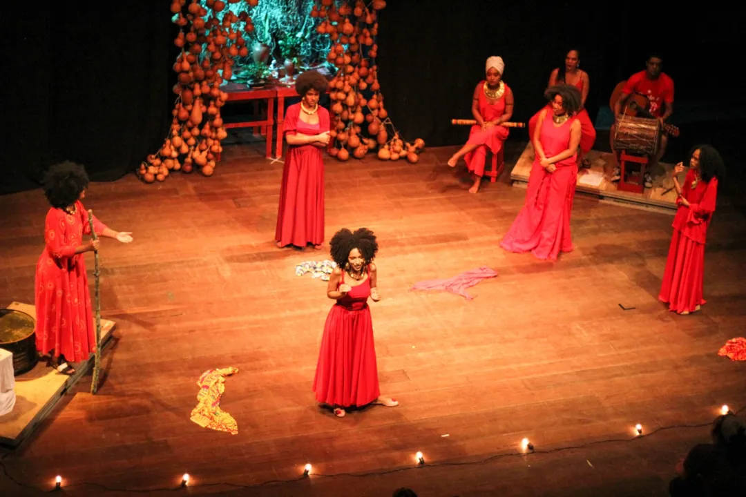 Com o texto construído como um grande quebra-cabeça, atrizes vivem várias personagens