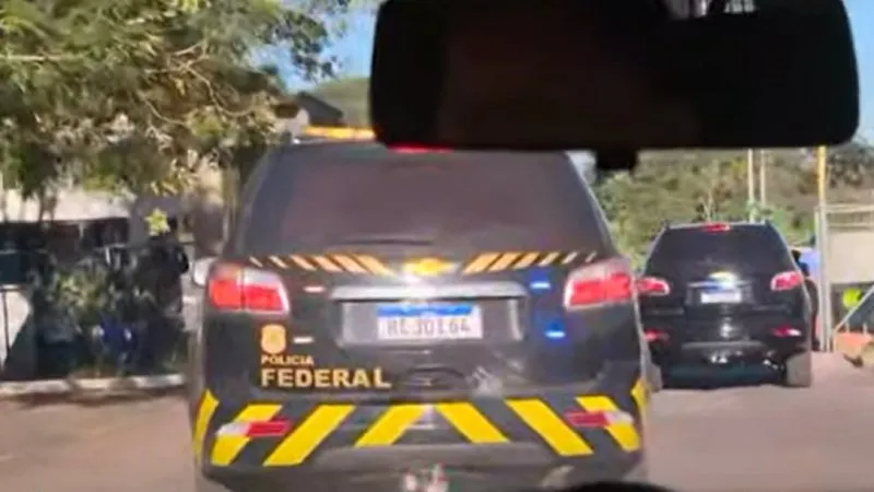 Bolsonaro aguardava passar pela multidão de apoiadores que o aguardavam no saguão do aeroporto,. mas foi levado pelos policiais