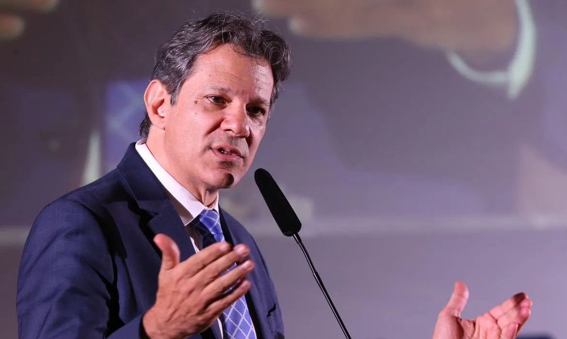 Segundo Haddad, o governo pretende zerar o déficit primário em 2024, atingir um superávit de 0,5% do Produto Interno Bruto (PIB) em 2025 e de 1% do PIB em 2026